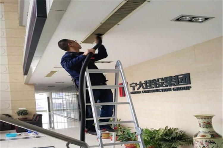 山東智聯(lián)云控空調(diào)運(yùn)行中所產(chǎn)生的噪音，一般都是通過(guò)通風(fēng)管道傳入到空調(diào)所服務(wù)的區(qū)域的